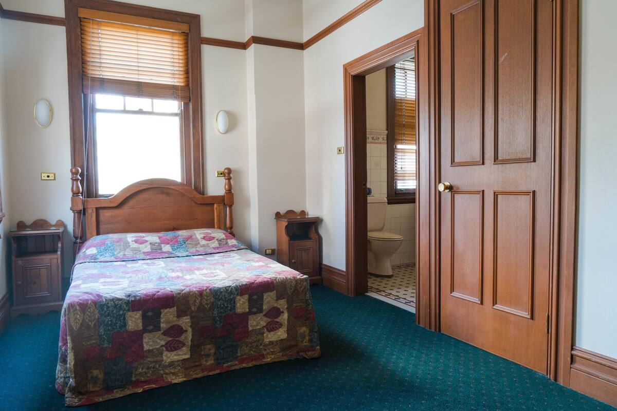 Comfort Double Room, Ensuite | Iron/ironing board, bed sheets