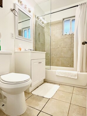 Combined shower/bathtub, hair dryer, towels, soap - 2BApartment,LasVegas,Strip,Pet-friendly,Lvcc,SALE,BestSpot,best,WSOP,poker,summe (Las Vegas)