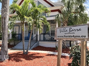 Villa Barra apartments with a signboard, a staircase, and a dog on the porch. - Dream holiday at a great price – now with massive discounts! (Fort Myers)