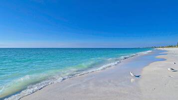 Beach nearby, sun loungers, beach towels