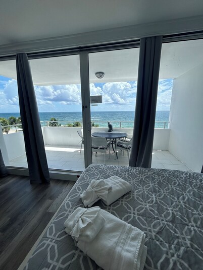 Oceanfront Studio w/ Balcony, Pool, Tiki Bar & Stunning Sunrise Views!
