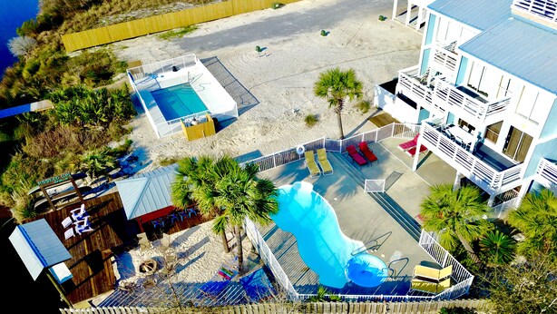 Un resort con piscina, tobogán acuático y zona de playa.