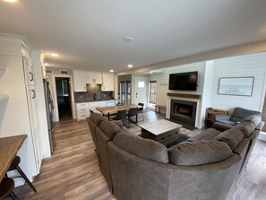 Smart TV, fireplace, DVD player - 10BR/10BA HeatedPool HotTub FirePit Easy Beach Access Basket/Pickle/VolleyBall (Gulf Shores)