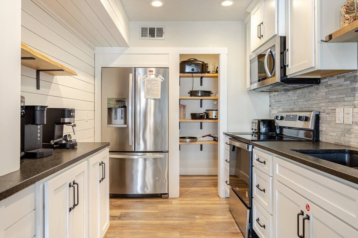 Coffee/tea maker, fridge, microwave, oven