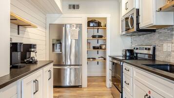 Coffee/tea maker, fridge, microwave, oven