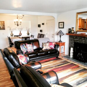 Smart TV, DVD player, printers - Reconnect ~ Relax ~  Rejuvenate ~ Explore ~  Larch Avenue Getaway (Port Angeles)