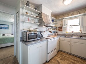 Fridge, microwave, oven, stovetop - S.O.B. (Sweet Ol' Bill) | Oceanfront + Pets! (Surf City)