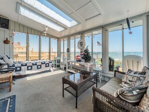 TV, DVD player - S.O.B. (Sweet Ol' Bill) | Oceanfront + Pets! (Surf City)