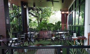 Habitación doble estándar, 1 cama King size, para no fumadores, en el área del jardín | Ropa de cama hipoalergénica y escritorio 