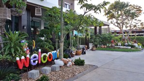 Vista frontal de la propiedad