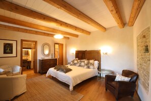 5 bedrooms, iron/ironing board, WiFi, bed sheets