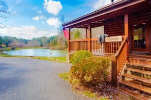 Exterior - Lazy Bear Lake-  Next to a freshwater lake. $560 FREE tickets each paid day! (Sevierville)