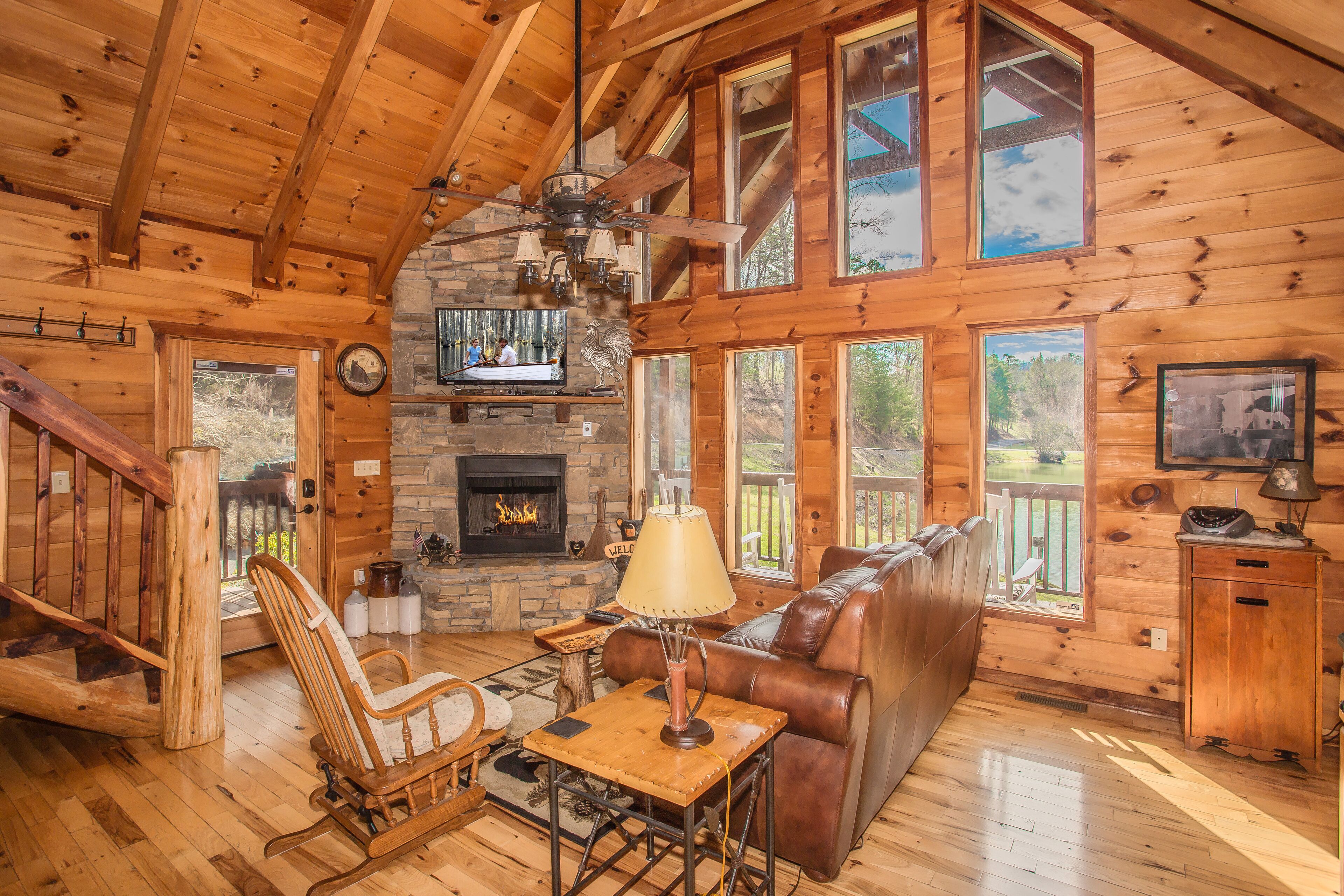 Fernseher, Kamin, Videospiele, DVD-Player