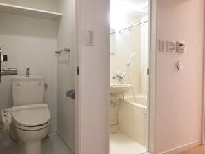 Badekar, hårtørrer, bidet, håndklæder