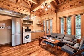 ハウス (Sajikru) | 専用簡易キッチン | 大型冷蔵庫、電子レンジ、炊飯器、調理器具と食器