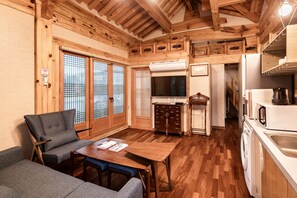 Sajikru | Living area | 65-inch flat-screen TV with cable channels, TV - Ihwahanok Sajikru (Seoul)