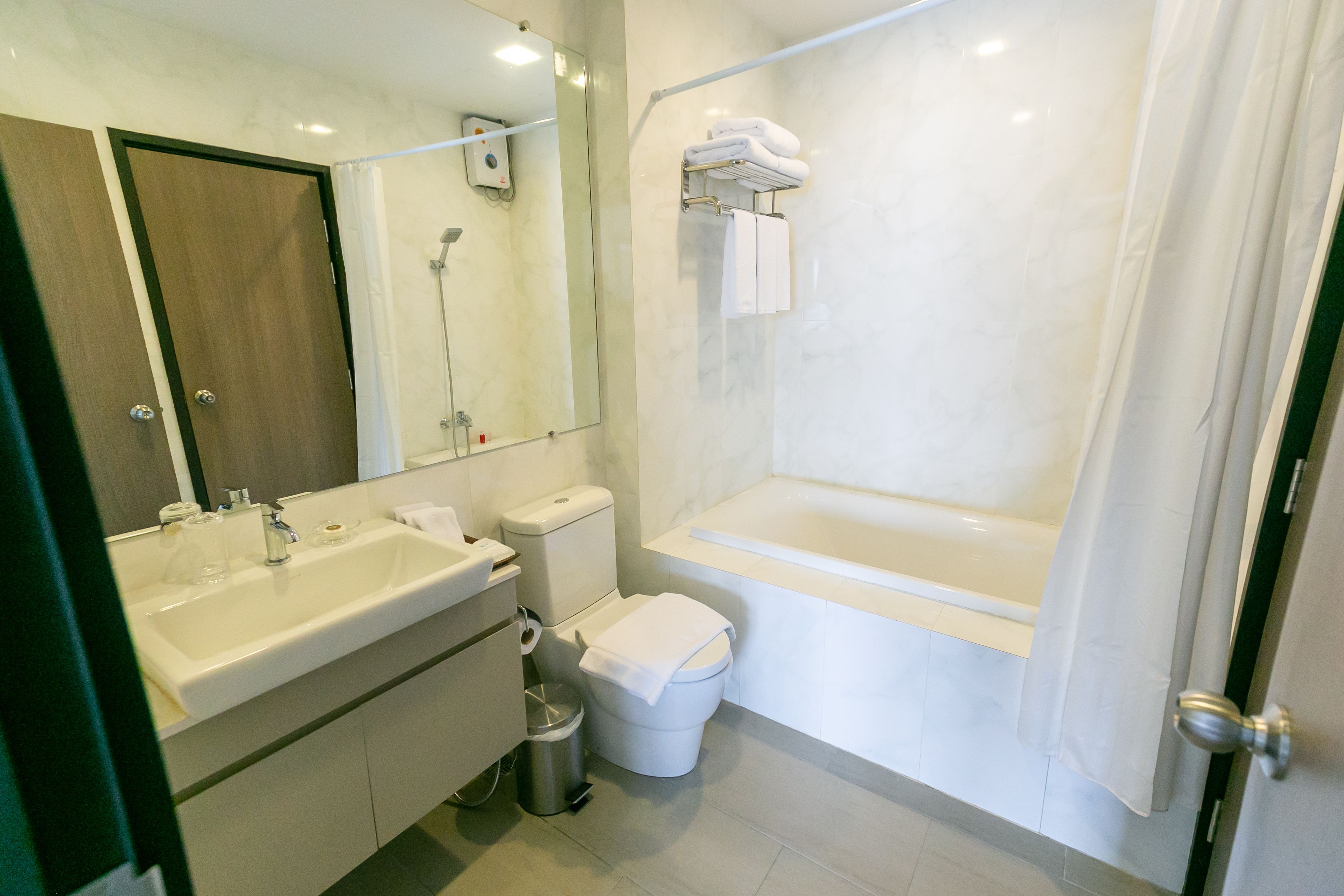 Un baño moderno con lavamanos, inodoro y bañera.