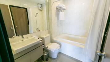Un baño moderno con lavamanos, inodoro y bañera.