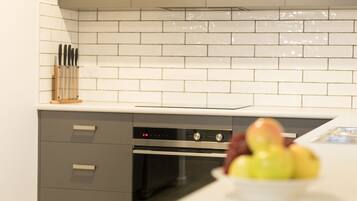 Full-sized fridge, microwave, oven, stovetop