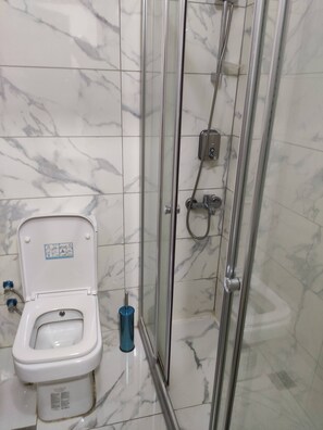 Shower, hydromassage showerhead, free toiletries, hair dryer - Moon Hotel Şirinevler (Istanbul)