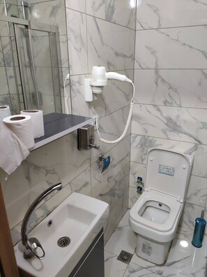 Shower, hydromassage showerhead, free toiletries, hair dryer - Moon Hotel Şirinevler (Istanbul)