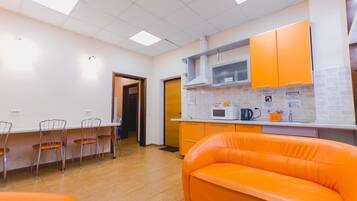 Dortoir Partagé, dortoir mixte (Bed in 6-Bed Room) | Cuisine partagée | Grand réfrigérateur, micro-ondes, four, plaque de cuisson