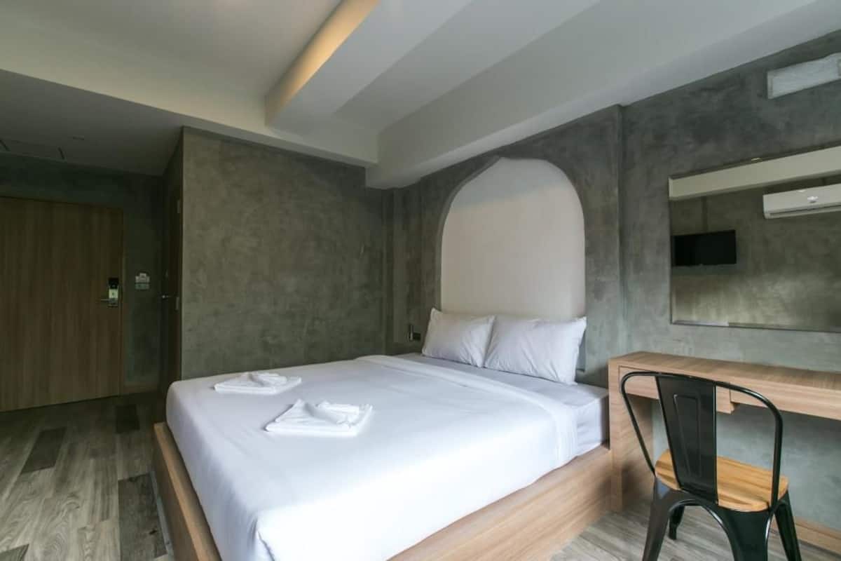 Superior Double Room | Bathroom | Shower, free toiletries, towels