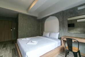 Superior Double Room | Bathroom | Shower, free toiletries, towels - Happy Bou Jomtien Guesthouse (Pattaya)