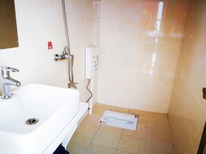 Een douche, gratis toiletartikelen, een haardroger, pantoffels