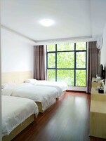 Tripla Design | Una scrivania, tende oscuranti, Wi-Fi gratuito