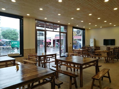 Lunch and dinner served. DONG JIANG HU XIANG CUN DA WAN CAI Hotel