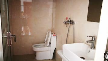 Buồng tắm vòi sen, đồ dùng nhà tắm miễn phí, máy sấy tóc