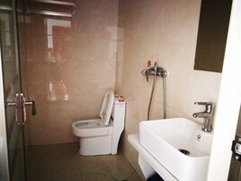 Doccia, set di cortesia gratuito, asciugacapelli, pantofole