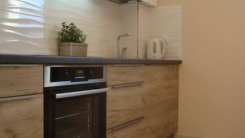 Departamento, vista a la montaña | Cocineta privada | Refrigerador, microondas, horno y parrilla de estufa