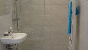 Apartment, Mountain View | Bathroom | Shower, free toiletries, hair dryer, towels