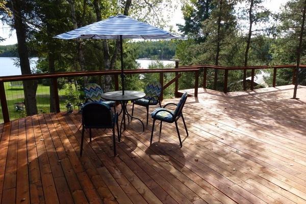 Table & chairs on side sun deck