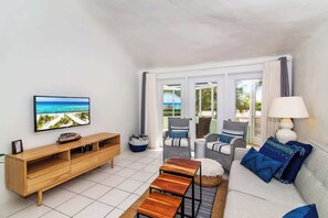TV, offices - Sea Biscuit 1BR Oceanfront at The Sea Lodges (Cayman Kai)