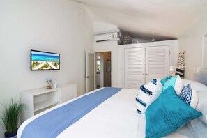 1 bedroom, iron/ironing board, travel crib, WiFi - Sea Biscuit 1BR Oceanfront at The Sea Lodges (Cayman Kai)