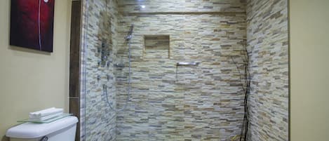 Dusche, Haartrockner, HandtĂŒcher