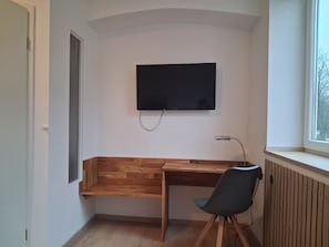 Habitación con 1 cama matrimonial o 2 individuales | Baño | Regadera, secadora de cabello, jabón, shampoo 