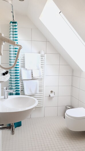 Shower, hair dryer, soap, shampoo - Südhotel (Paderborn)