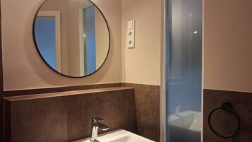 Ducha, secador de pelo, jabón, shampoo