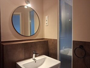 Double or Twin Room | Bathroom | Shower, hair dryer, soap, shampoo - Südhotel (Paderborn)