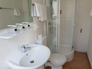 Douche, sèche-cheveux, savon, shampoing