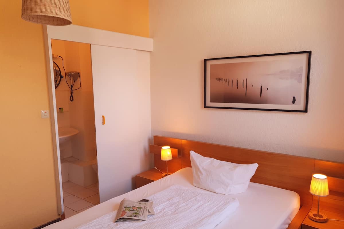 Single Room | Desk, cots/infant beds, free WiFi, bed sheets