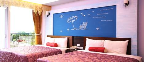 Habitación de hotel con dos camas, un balcón, un mural grande en la pared y vistas al exterior.