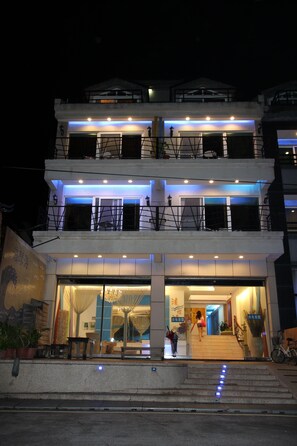 Front of property – evening/night - Lang Qin Hai Inn (Hengchun)
