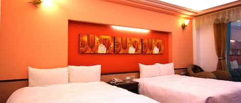 Une chambre d’hôtel avec deux lits, une œuvre d’art accrochée au mur, un téléphone et une fenêtre avec des rideaux.