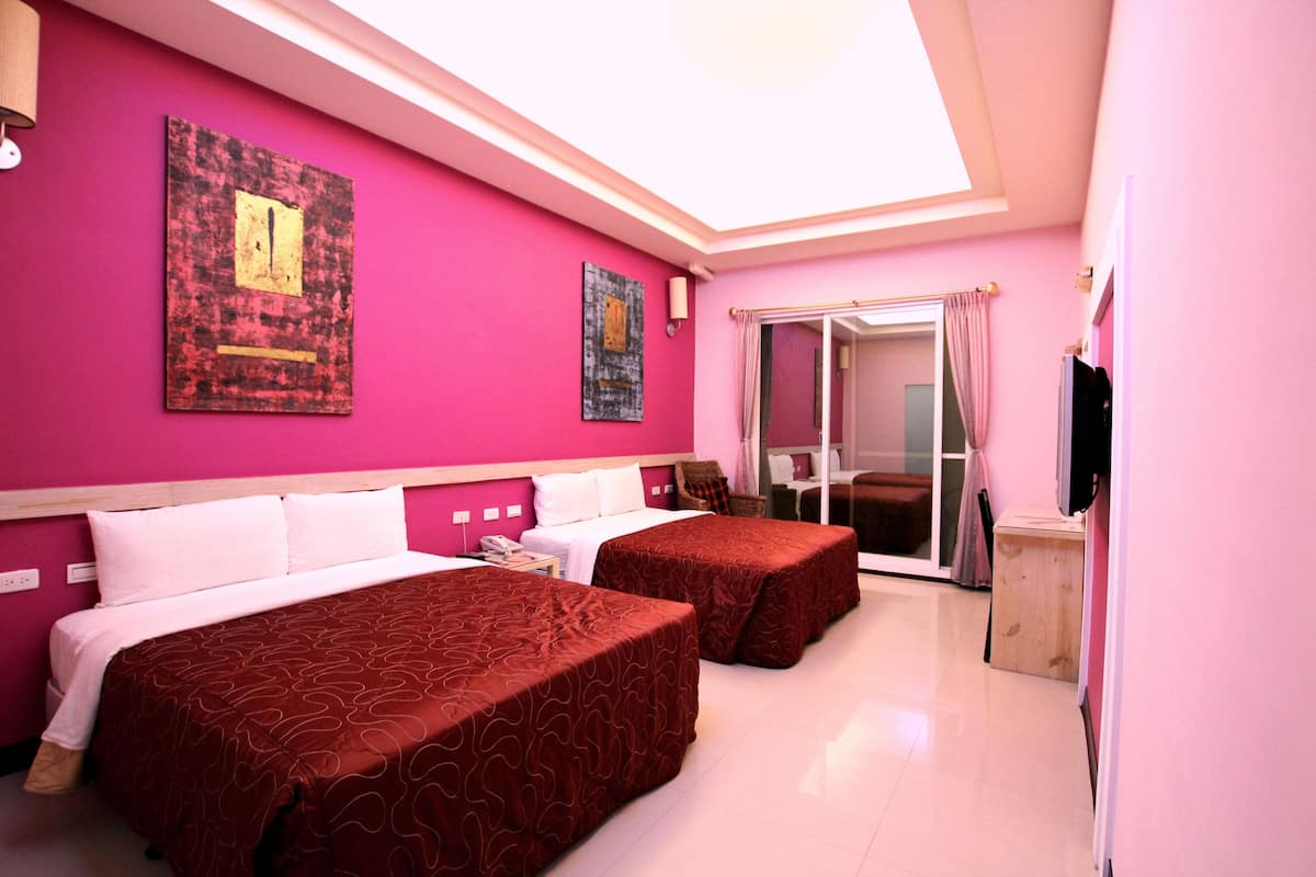 Habitación cuádruple estándar, 2 camas matrimoniales | Escritorio, cortinas blackout, insonorización y wifi gratis
