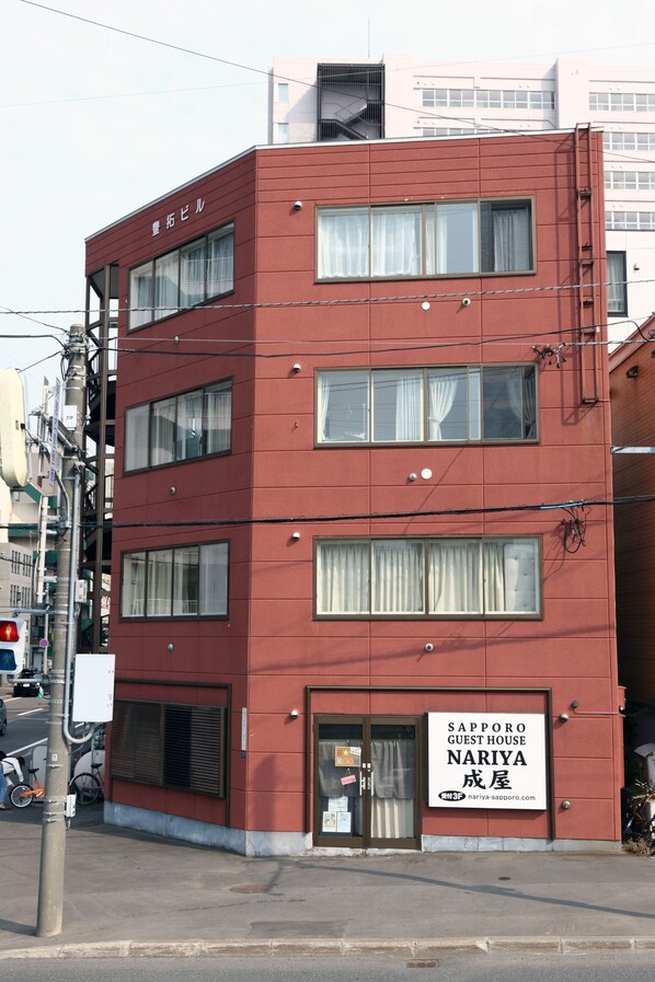 Front of property - SAPPORO GUEST HOUSE NARIYA - Hostel (Sapporo)